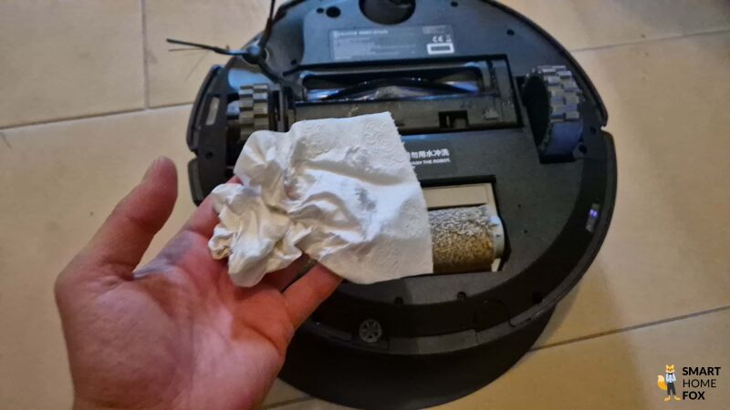 Die Saubere Wischwalze des ECOVACS DEEBOT X8 PRO OMNI ist zu sehen nach dem Wischtest.